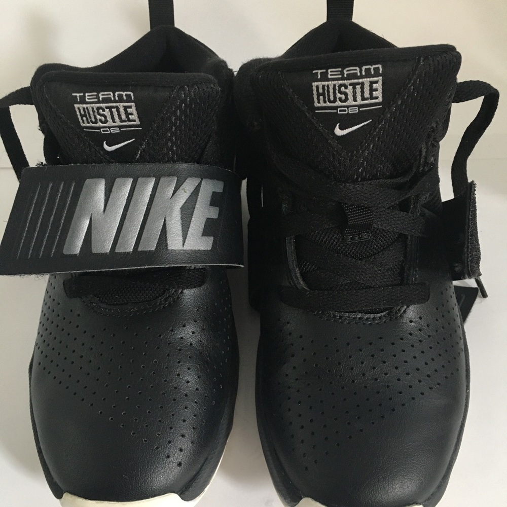 NikeTeam Hustle athletic shoes Boys 2Y